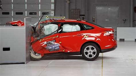 2013 ford focus reviews of impact test wrecked|2013 ford focus iihs.